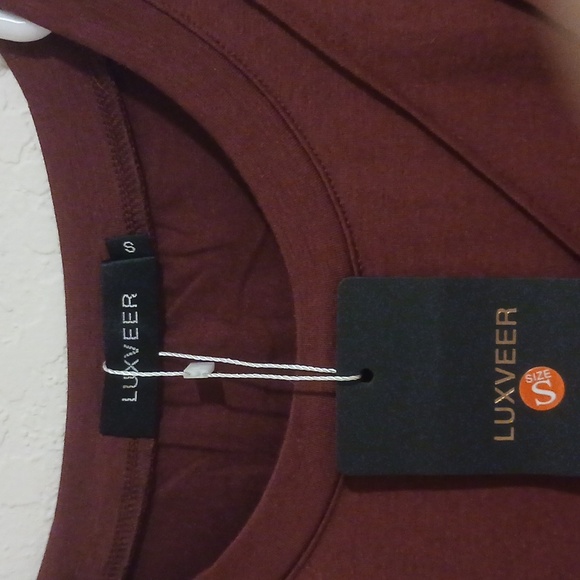 NWT LUXVEER Burgundy Pleated Front Short Sleeve Tee - Size Small - Picture 2 of 7